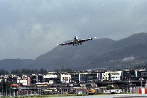 Landing jets at Kai Tak (2)