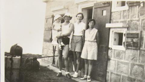 Freddie Neale, his wife and daughter with Pixie Smith on right 1