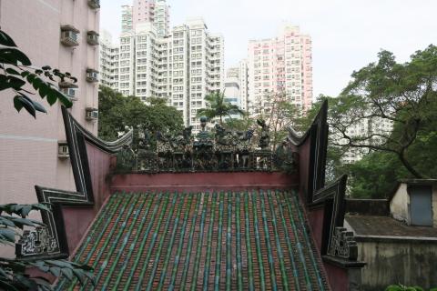 The roof of the Lo Baan temple, seen from To Li Terrace