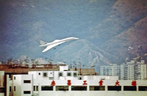 Concorde-F-BTSC-first visit-1976-over Kowloon City