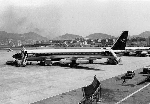 Kaitak Airport BOAC 707.jpg