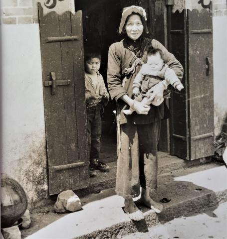 Chinese peasant woman holding a child in the New Territories