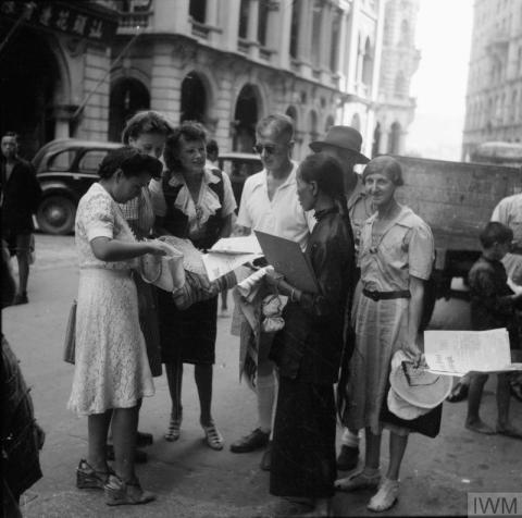 newspaper buyers 1945