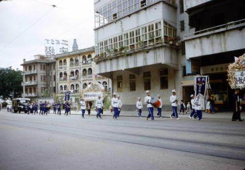 parade_on_queensway_1955.jpg