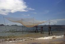 Lung Kwu Tan stake net fishing from the beach 002