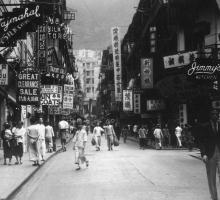 A c. 1930 photo of D'Aguilar Street with signages of Jimmy’s Kitchen and 茂機 Mow Kie in view.  (source: collection of Keystone View Company)