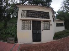 Rhombus shape hut