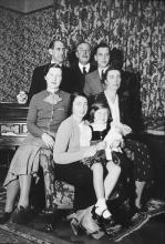 Klimanek family visits Kien family in The Hague, 1934
