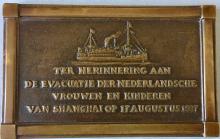 Commemorative bronze plaque evacuation Dutch citizens, Shanghai-Hong Kong, by S.S. Tasman, 1937