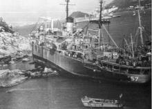 USS_Regulus_(AF-57)_aground_in_Hong_Kong,_in_1971